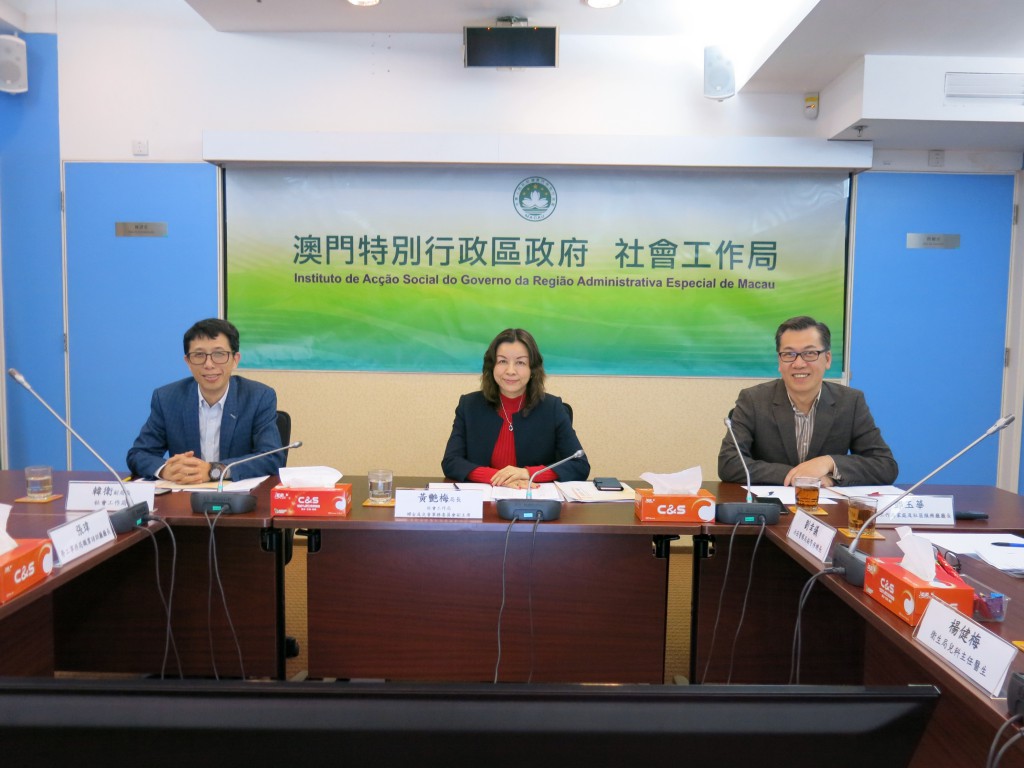 (图：黄艳梅局长主持会议）
