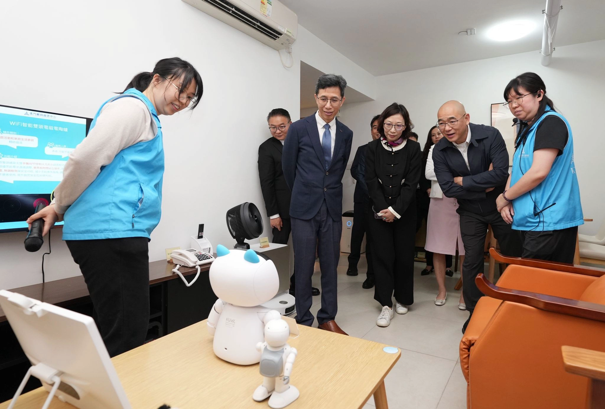 参观“家居适老化改造展示区”