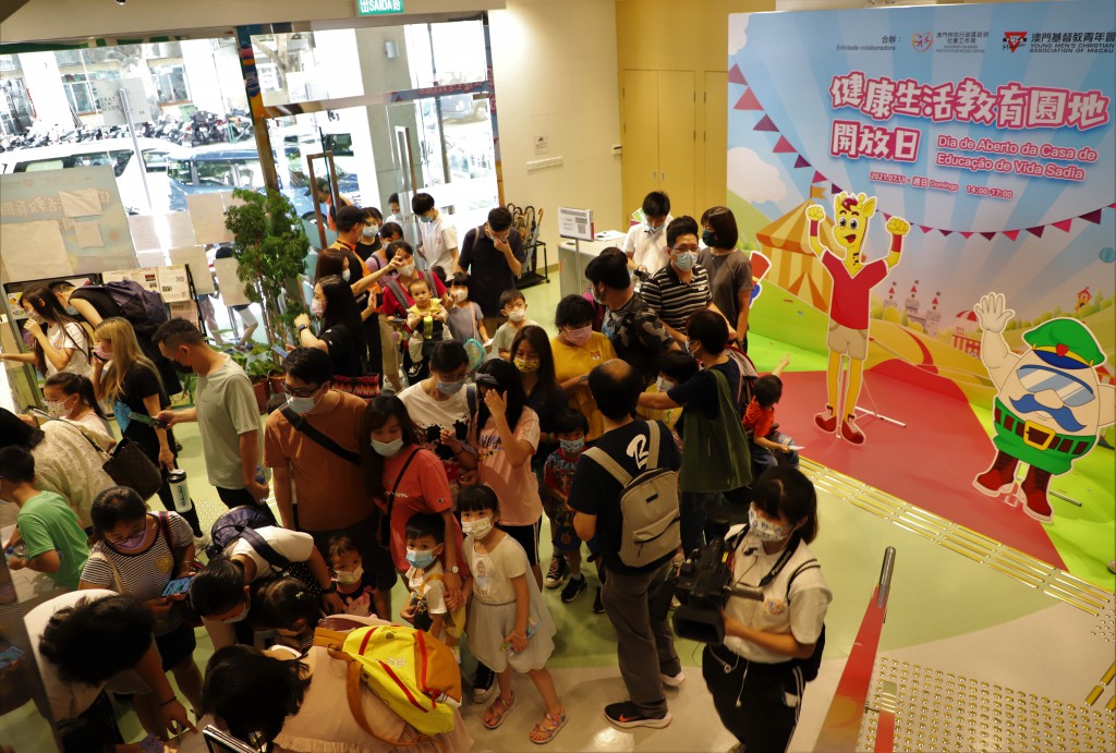 家長帶同子女參與健康生活教育園地開放日