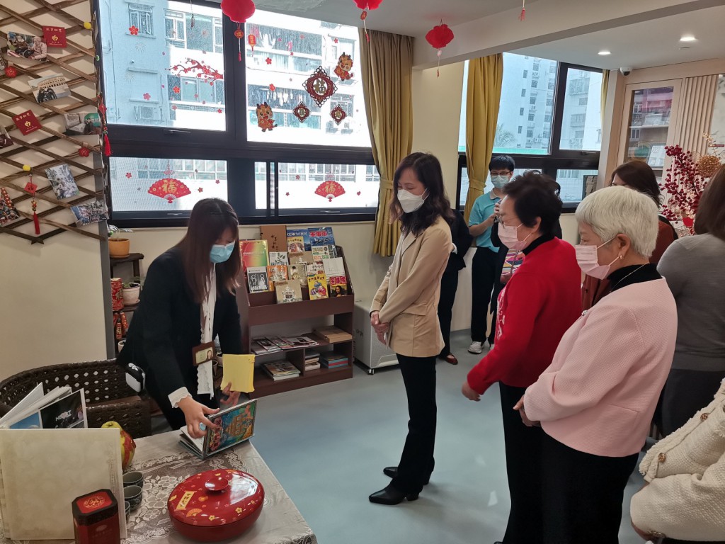 A Secretária Ao Ieong U visitando o cantinho de leitura do Lar de Idosos da Obra das Mães