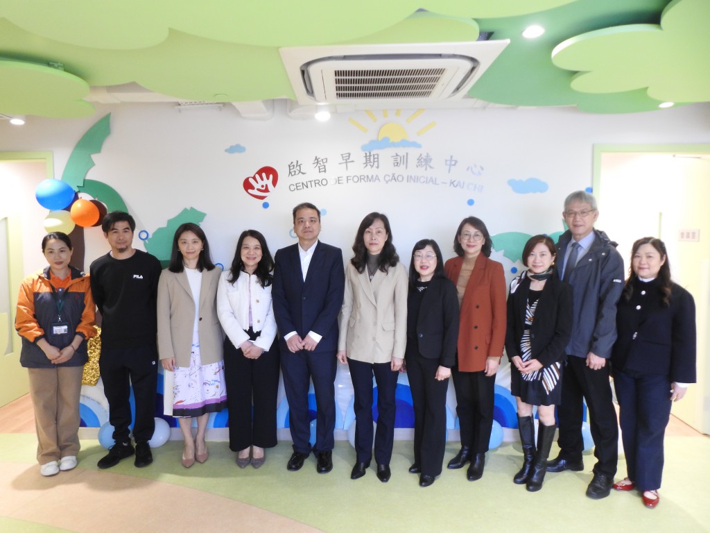 Foto de grupo tirado à Secretária Ao Ieong U e aos trabalhadores do Centro de Formação Inicial — Kai Chi
