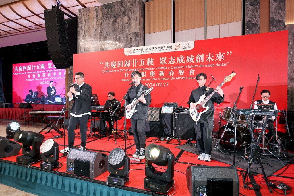 Life Band da Associação de Reabilitação Fu Hong composta por reabilitados cantando a canção “Compromisso pela felicidade”